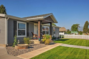 Rustic Chic Home 10 Mi to Otter Creek State Park!